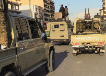 MISURATA, Sejumlah personel militer berkumpul di Misurata, sekitar 250 kilometer di sebelah timur Tripoli, Libya, pada 21 Desember 2021. Misi Bantuan Perserikatan Bangsa-Bangsa (PBB) di Libya (UNSMIL) pada Selasa (21/12) mengungkapkan kekhawatiran terkait mobilisasi militer di selatan Tripoli. (Xinhua/Hamza Turkia)