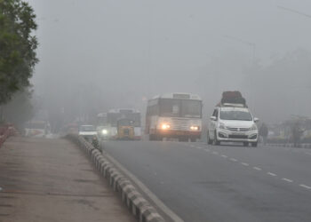 HYDERABAD, Sejumlah kendaraan melaju di sebuah jalan pada pagi hari musim dingin yang berkabut di Hyderabad, ibu kota Negara Bagian Telangana, India selatan, pada 27 Desember 2021. (Xinhua/Str)