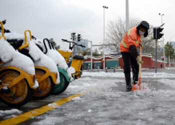 CHANGSHA, Seorang petugas kebersihan membersihkan salju di sebuah jalan di Distrik Kaifu, Changsha, Provinsi Hunan, China tengah, pada 27 Desember 2021. Cuaca dingin mendadak baru-baru ini membawa es dan embun beku ke Changsha, dengan suhu terendah turun hingga minus tiga derajat Celcius. Para pekerja luar ruangan di kota tersebut tetap berada di pos mereka meskipun cuaca dingin. (Xinhua/Chen Zhenhai)