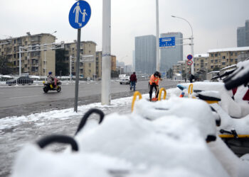 CHANGSHA, Seorang petugas kebersihan membersihkan salju di sebuah jalan di Distrik Kaifu, Changsha, Provinsi Hunan, China tengah, pada 27 Desember 2021. Cuaca dingin mendadak baru-baru ini membawa es dan embun beku ke Changsha, dengan suhu terendah turun hingga minus tiga derajat Celcius. Para pekerja luar ruangan di kota tersebut tetap berada di pos mereka meskipun cuaca dingin. (Xinhua/Chen Zhenhai)