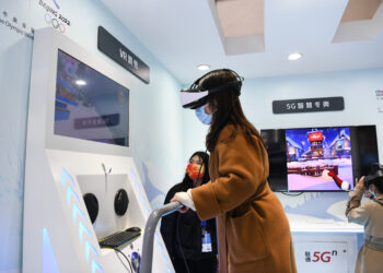 SHENZHEN, Seorang pengunjung menjajal permainan realitas virtual (virtual reality/VR) bertema Olimpiade Musim Dingin Beijing 2022 dalam Pameran Teknologi Tinggi China (China Hi-Tech Fair/CHTF) ke-23 di Shenzhen, Provinsi Guangdong, China selatan, pada 27 Desember 2021. CHTF ke-23 dibuka pada Senin (27/12) di Shenzhen. Ajang tersebut digelar baik secara luring maupun daring, yang masing-masing berlangsung pada 27-29 Desember dan 27-31 Desember. (Xinhua/Liang Xu)