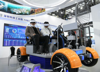 SHENZHEN, Sejumlah pengunjung menjajal permainan realitas virtual (virtual reality/VR) dalam Pameran Teknologi Tinggi China (China Hi-Tech Fair/CHTF) ke-23 di Shenzhen, Provinsi Guangdong, China selatan, pada 27 Desember 2021. CHTF ke-23 dibuka pada Senin (27/12) di Shenzhen. Ajang tersebut digelar baik secara luring maupun daring, yang masing-masing berlangsung pada 27-29 Desember dan 27-31 Desember. (Xinhua/Liang Xu)
