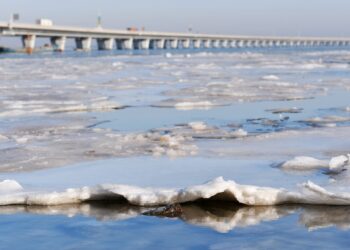 QINGDAO, Foto yang diabadikan pada 27 Desember 2021 ini memperlihatkan gumpalan es yang mengapung di perairan pantai di Qingdao, Provinsi Shandong, China timur. (Xinhua/Yu Fangping)