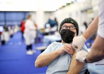 ZAGREB, Seorang pria menerima suntikan vaksin COVID-19 di Zagreb Fair di Kroasia pada 27 Desember 2021. (Xinhua/PIXSELL/Igor Kralj)