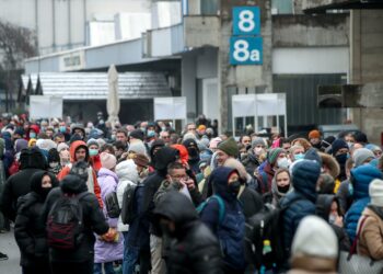 ZAGREB, Orang-orang menunggu untuk menerima suntikan vaksin COVID-19 di Zagreb Fair di Kroasia pada 27 Desember 2021. (Xinhua/PIXSELL/Igor Kralj)