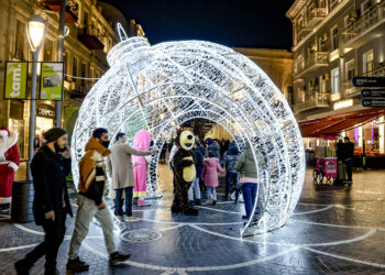 BAKU, Berbagai lampu dan dekorasi Tahun Baru terlihat di area pusat kota Baku, Azerbaijan, pada 25 Desember 2021. (Xinhua/Tofik Babayev)