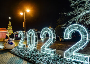 BAKU, Berbagai lampu dan dekorasi Tahun Baru terlihat di area pusat kota Baku, Azerbaijan, pada 25 Desember 2021. (Xinhua/Tofik Babayev)