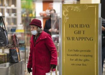 Seorang wanita berbelanja di sebuah toserba di New York, Amerika Serikat, pada 23 November 2021. (Xinhua/Wang Ying)