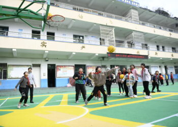 Para murid Sekolah Dasar Nihanzhen Lishu Center di Provinsi Guizhou bermain bola basket di lapangan yang terbuat dari ban yang didaur ulang pada 3 Desember. (Xinhua/Zheng Minghong)