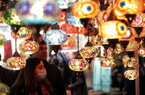Orang-orang berbelanja lampu dekorasi dari Turki dalam Pameran Perdagangan Internasional Punjab (Punjab International Trade Expo/PITEX) di Amritsar, Negara Bagian Punjab di India utara, pada 2 Desember 2021. (Xinhua/Str)