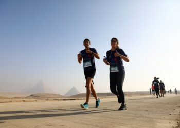 Para kontestan berlari dalam ajang Pyramids Half Marathon yang diadakan di objek wisata Piramida Giza di Giza, Mesir, pada 11 Desember 2021. (Xinhua/Ahmed Gomaa)