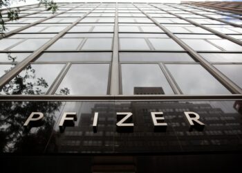 Foto yang diabadikan pada 23 Agustus 2021 ini menunjukkan plang nama Pfizer di Kantor Pusat Dunia Pfizer di New York, Amerika Serikat. (Xinhua/Michael Nagle)