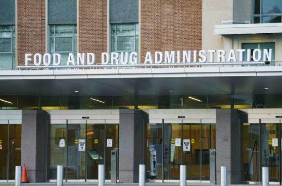 Foto yang diabadikan pada 23 Agustus 2021 ini menunjukkan gedung Badan Pengawas Obat dan Makanan (Food and Drug Administration/FDA) Amerika Serikat (AS) di Silver Spring, Maryland, Amerika Serikat. (Xinhua/Ting Shen)