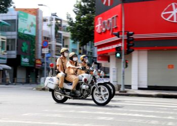Polisi lalu lintas berpatroli di sebuah jalan saat penerapan jaga jarak sosial yang diperketat di tengah pandemi COVID-19 di Ho Chi Minh City, Vietnam selatan, pada 23 Agustus 2021. (Xinhua/VNA)