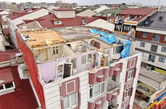Pemandangan dari udara kamar-kamar di lantai paling atas sebuah bangunan yang atapnya hancur akibat diterjang badai angin kencang di Distrik Kucukcekmece, Istanbul, Turki, pada 30 November 2021. (Xinhua)