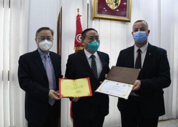 Menteri Kesehatan Tunisia Ali Mrabet (kanan) dan Duta Besar China untuk Tunisia Zhang Jianguo (kiri) memberikan sertifikat kehormatan kepada perwakilan misi medis China ke-25 dalam sebuah upacara di Tunis, Tunisia, pada 7 Desember 2021. (Xinhua/Adel Ezzine)