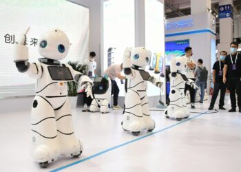 Sejumlah robot layanan menari dalam Pameran Robot Dunia di Beijing, ibu kota China, pada 10 September 2021. (Xinhua/Ren Chao)