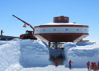 Anggota tim ekspedisi ilmiah Taishan China membangun gedung baru di bawah salju di Stasiun Taishan di Antarktika, pada 1 Januari 2019. (Xinhua)