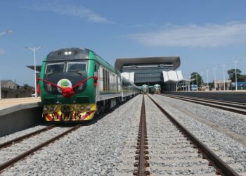 Sejumlah rangkaian kereta terparkir di jalurnya di Stasiun Kereta Mobolaji Johnson di jalur kereta Lagos-Ibadan di Lagos, Nigeria, pada 10 Juni 2021. (Xinhua/Emma Houston)