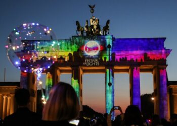 Foto yang diabadikan pada 3 September 2021 ini menunjukkan lampu warna-warni yang menerangi Gerbang Brandenburg pada Festival Cahaya 2021 di Berlin, Jerman. (Xinhua/Shan Yuqi)