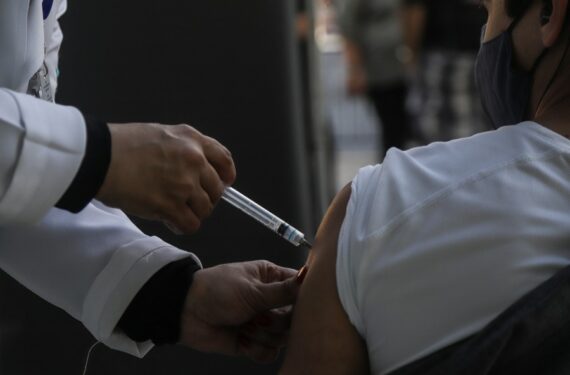 Seorang pria menerima satu dosis vaksin COVID-19 di Paulista Avenue di Sao Paulo, Brasil, pada 25 Juli 2021. (Xinhua/Rahel Patrasso)