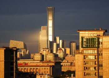 Foto yang diabadikan pada 31 Agustus 2020 ini menunjukkan pemandangan gedung pencakar langit di Kawasan Bisnis Terpadu (Central Business District /CBD) saat senja di Beijing, ibu kota China. (Xinhua/Wang Jianhua)