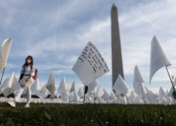 Deretan bendera putih untuk menghormati para korban meninggal akibat COVID-19 terlihat di National Mall di Washington DC, Amerika Serikat, pada 2 Oktober 2021. (Xinhua/Liu Jie)