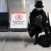 Seorang wanita menunggu di aula kedatangan Bandar Udara Heathrow di London, Inggris, pada 21 Desember 2020. (Xinhua/Tim Ireland)