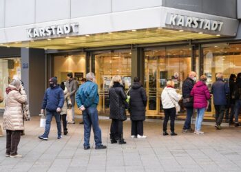 Orang-orang mengantre untuk memasuki pusat perbelanjaan di Berlin, Jerman, pada 3 Desember 2021. (Xinhua/Stefan Zeitz)