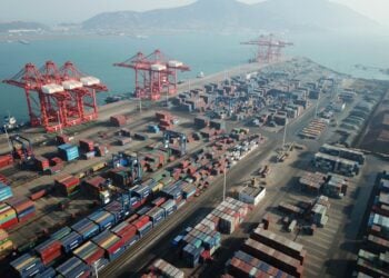 Foto dari udara yang diabadikan pada 14 Januari 2021 ini menunjukkan terminal peti kemas di Pelabuhan Lianyungang di Kota Lianyungang, Provinsi Jiangsu, China timur. (Xinhua/Geng Yuhe)
