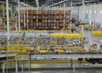 Foto dokumentasi yang diabadikan pada 16 Juli 2015 ini menunjukkan para karyawan bekerja di Amazon Fulfillment Center di Tracy, Amerika Serikat. (Xinhua/Ma Dan)