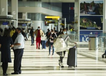 Para pelancong terlihat di Bandar Udara LaGuardia di New York, Amerika Serikat, pada 24 November 2021. (Xinhua/Wang Ying)