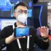 Seorang staf menunjukkan lapisan layar ponsel yang dapat menciptakan penglihatan tiga dimensi (3D) dengan aplikasi ponsel dalam ajang Konvensi 5G Dunia 2021 di Beijing, ibu kota China, pada 31 Agustus 2021. (Xinhua/Ren Chao)