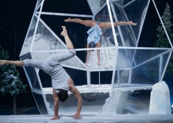 Anggota rombongan sirkus kontemporer Hongaria, Recirquel, tampil dalam pertunjukan Natal bertajuk "Crystal" di Mupa di Budapest, Hongaria, pada 10 Desember 2021. (Xinhua/Attila Volgyi)