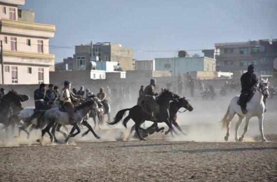 Para penunggang kuda Afghanistan bersaing memperebutkan bangkai kambing dalam pertandingan Buzkashi di Mazar-i-Sharif, ibu kota Provinsi Balkh, Afghanistan, pada 10 Desember 2021. (Xinhua/Kawa Basharat)