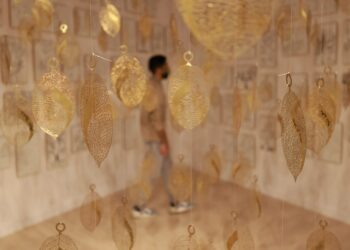 Seorang pria mengunjungi Diriyah Contemporary Art Biennale di Distrik JAX, Riyadh barat laut, Arab Saudi, pada 11 Desember 2021. (Xinhua/Wang Haizhou)
