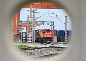 Sebuah kereta kargo China-Eropa bersiap meninggalkan Pelabuhan Internasional Xi'an menuju Kazakhstan di Xi'an, Provinsi Shaanxi, China barat laut, pada 13 April 2021. (Xinhua/Li Yibo)