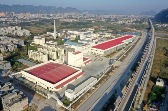 Foto dari udara menunjukkan pabrik pemrosesan rantai dingin di Wilayah Otonom Etnis Yao Du'an, Daerah Otonom Etnis Zhuang Guangxi, China selatan, pada 1 Desember 2021. (Xinhua/Lu Boan)