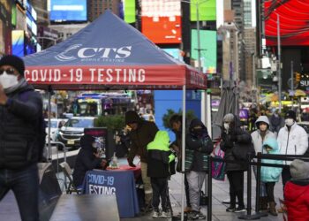 Orang-orang menunggu untuk menjalani tes COVID-19 di Times Square di New York, Amerika Serikat, pada 23 November 2021. (Xinhua/Wang Ying)