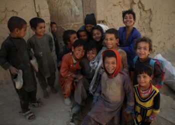 Anak-anak pengungsi berpose untuk difoto di sebuah kamp pengungsi internal (internally displaced person/IDP) di Kabul, ibu kota Afghanistan, pada 20 November 2021, yang bertepatan dengan Hari Anak Sedunia. (Xinhua/Saifurahman Safi)