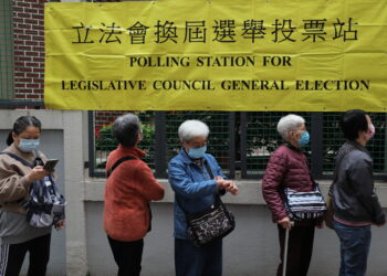 Para pemilih mengantre untuk memberikan suara di tempat pemungutan suara (TPS) di Wan Chai, Hong Kong, China selatan, pada 19 Desember 2021. (Xinhua/Wu Xiaochu)