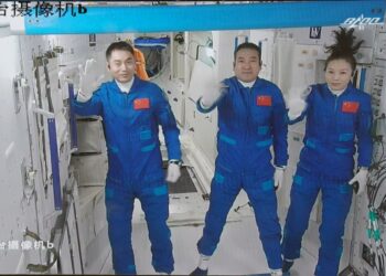 Gambar layar yang diabadikan di Pusat Kendali Antariksa Beijing (Beijing Aerospace Control Center/BACC) di Beijing, ibu kota China, pada 16 Oktober 2021 ini menunjukkan tiga astronot China, Zhai Zhigang (tengah), Wang Yaping (kanan), dan Ye Guangfu, melambaikan tangan setelah memasuki modul inti stasiun luar angkasa Tianhe. (Xinhua/Tian Dingyu)