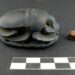 Foto tak bertanggal ini menunjukkan patung kumbang scarab yang digali dari sebuah makam kuno di Kegubernuran Minya, Mesir. (Xinhua/Kementerian Pariwisata dan Kepurbakalaan Mesir)