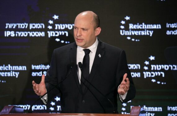 Perdana Menteri Israel Naftali Bennett berbicara dalam konferensi di Universitas Reichman di Herzliya, Israel, pada 23 November 2021. (Xinhua/JINI/Gideon Markowicz)