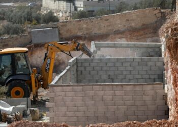 Buldoser menghancurkan sebuah rumah warga Palestina, yang diklaim oleh Israel dibangun tanpa izin, di Desa Yatta yang berada di selatan Kota Hebron, Tepi Barat, pada 6 Desember 2021. (Xinhua/Mamoun Wazwaz)