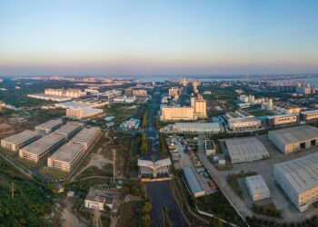 Foto panorama dari udara yang diabadikan pada 5 Desember 2021 ini menunjukkan Kawasan Pelabuhan Berikat Yangpu di Yangpu, Provinsi Hainan, China selatan. Kawasan Pelabuhan Berikat Yangpu terletak di Zona Pengembangan Ekonomi Yangpu di Pelabuhan Perdagangan Bebas Hainan, dengan luas area sekitar 2,3 kilometer persegi. (Xinhua/Pu Xiaoxu)