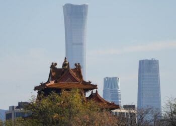 Foto yang diabadikan pada 23 November 2020 ini menunjukkan menara Museum Istana (depan) dan sejumlah bangunan di kawasan CBD (belakang) Beijing, ibu kota China. (Xinhua/Ju Huanzong)
