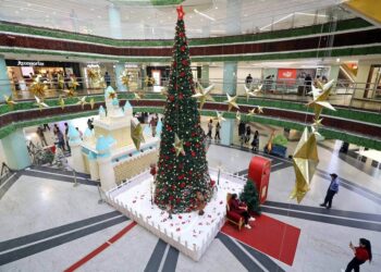 Sebuah kue berbentuk kastil raksasa dan pohon Natal dipamerkan di sebuah mal di Bangalore, India, pada 22 Desember 2021. (Xinhua/Str)