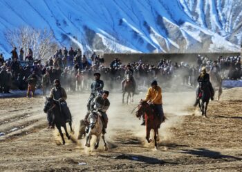Para penunggang kuda Afghanistan bersaing dalam permainan Buzkashi, atau "merebut kambing", di Bamiyan, Afghanistan, pada 28 Desember 2021. (Xinhua/Ahmadi)