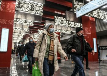 Para penumpang terlihat di stasiun metro Michurinsky Prospekt yang baru dibuka di Moskow, Rusia, pada 7 Desember 2021. (Xinhua/Evgeny Sinitsyn)